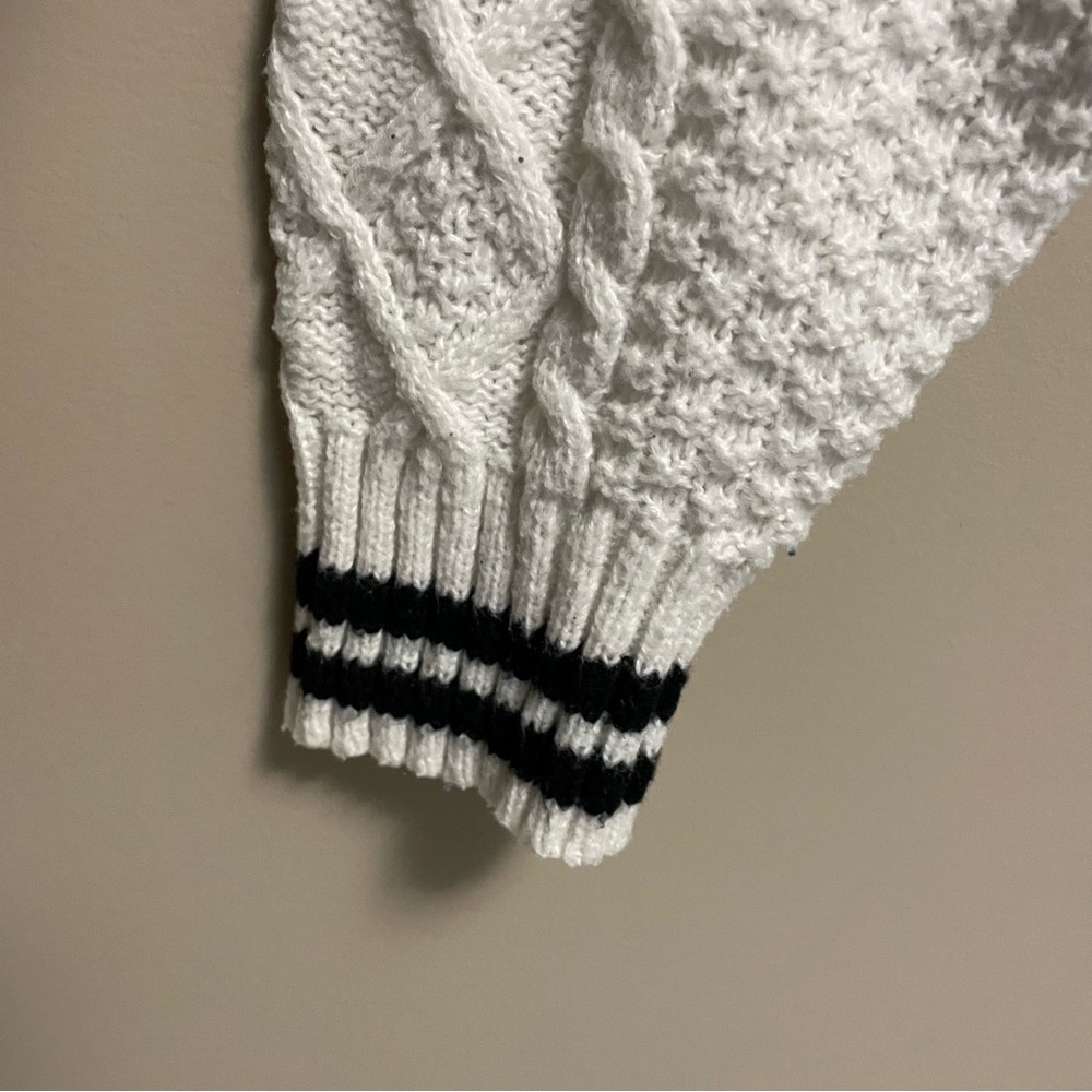 Preppy Black & White V-Neck Cable Knit Sweater Chest Crest Women’s Size Medium - Picture 5 of 9